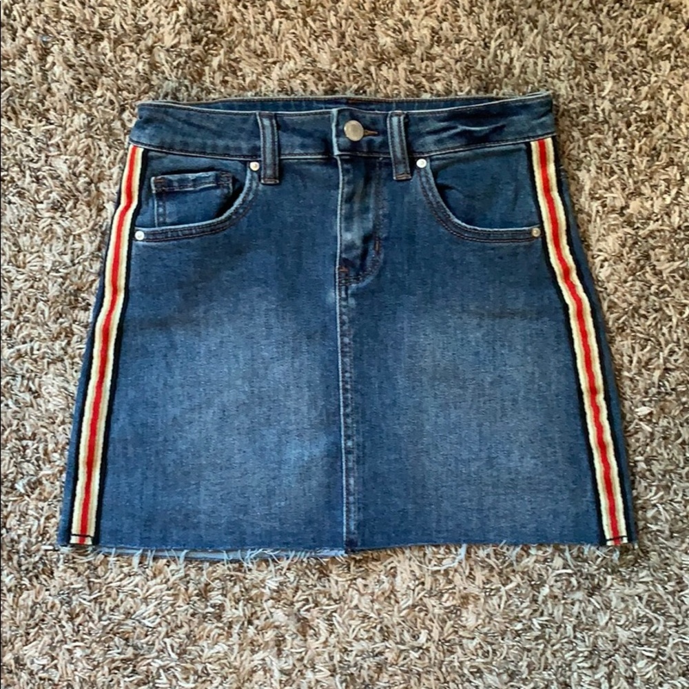 Detailed denim skirt.